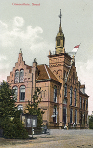 14318 Gezicht op de linker- en voorgevel van het gemeentehuis annex postkantoor en politiebureau (Steenhoffstraat 2) te ...